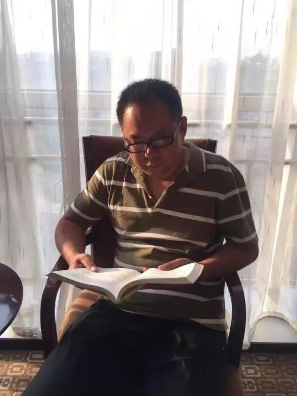 每日一师这个从教15年的泰安东岳中学教师用行动践行泰山挑山工精神