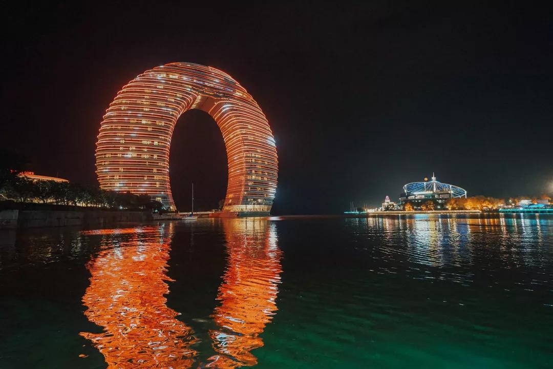 和迪拜帆船酒店齐名的七星级月亮酒店竟被网友戏称为马桶盖