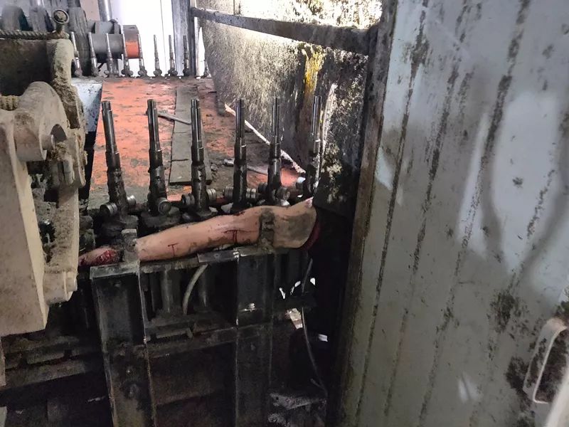 福建一工人不幸被压面机咬手血肉模糊