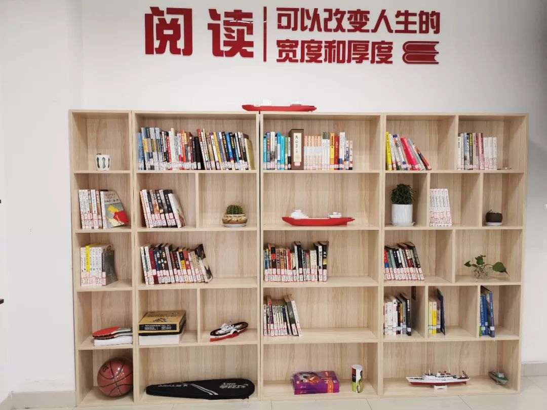 图书角是项目文化建设和拓宽职工知识层面与视野的重要载体,在后续