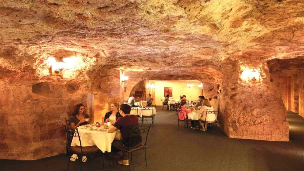 小镇名为库伯佩迪,来自南澳大利亚州北部,这里看起来十分的荒凉,甚至