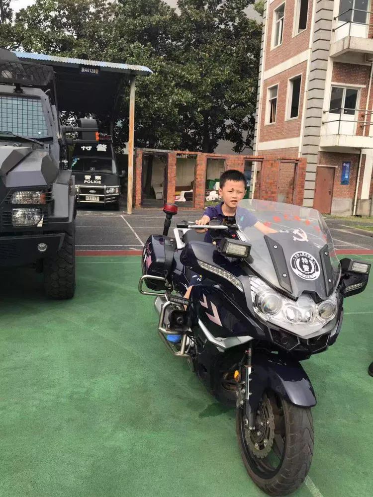 "哇,防爆装甲车,警用摩托车,还有特警蜀黍的大巴车,太酷了"一走进警营