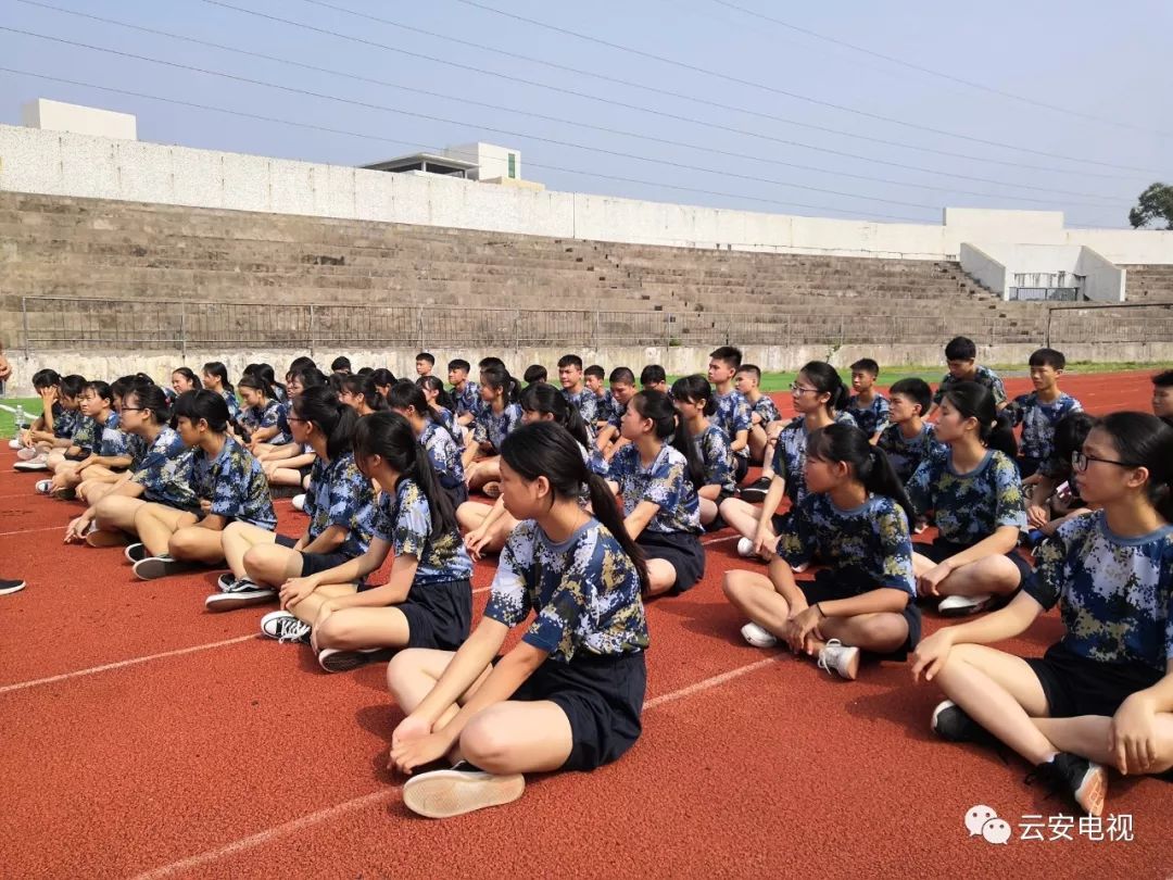 今天云安中学军训正式拉开帷幕800多名新生开启高中生活新征程