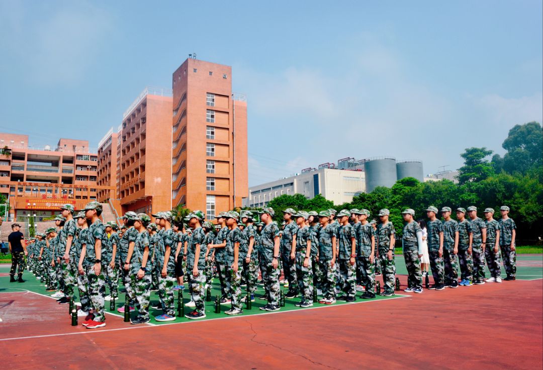 适者生存绿装红颜│记玉岩天健实验学校军训之适应篇