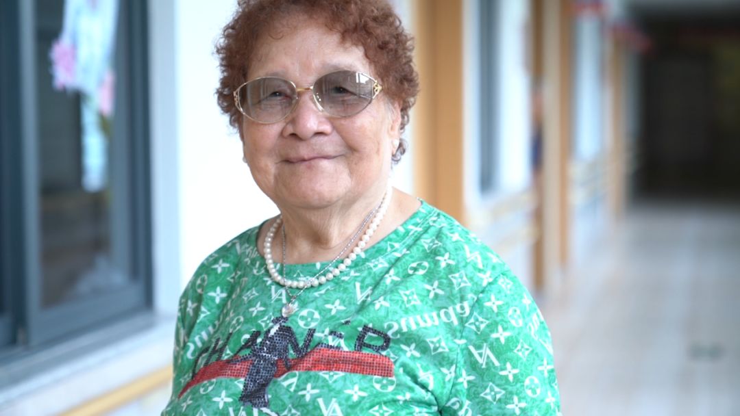 养老院85岁明星婆婆张翠兰打扮漂亮给自己看