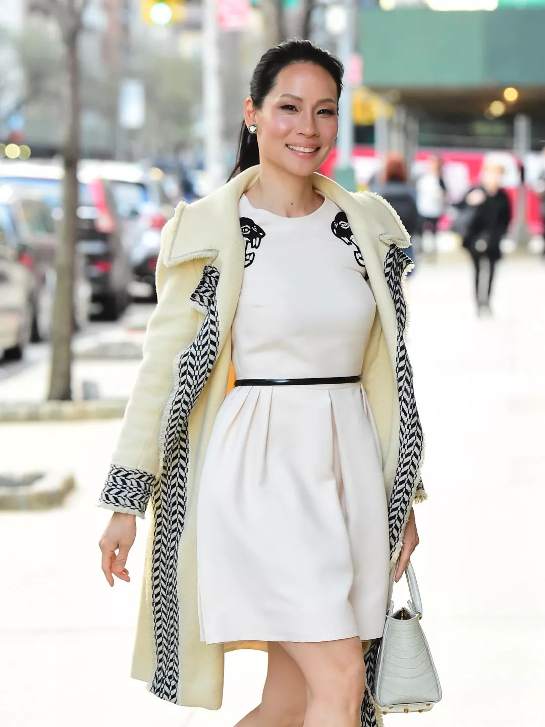 但是当刘玉玲在 《杀死比尔》中, 穿一身银白和服,持双剑登场时,没人