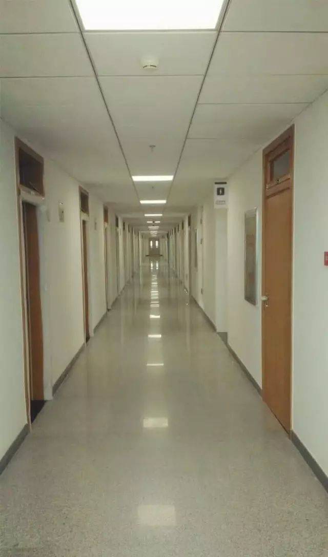 了刷卡楼道两侧的宿舍样式和学研高层相似每单元有六部电梯一共十七层