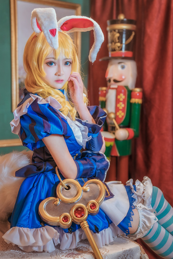 00后cos妲己看到全身照的袜子网友难怪一直要站着