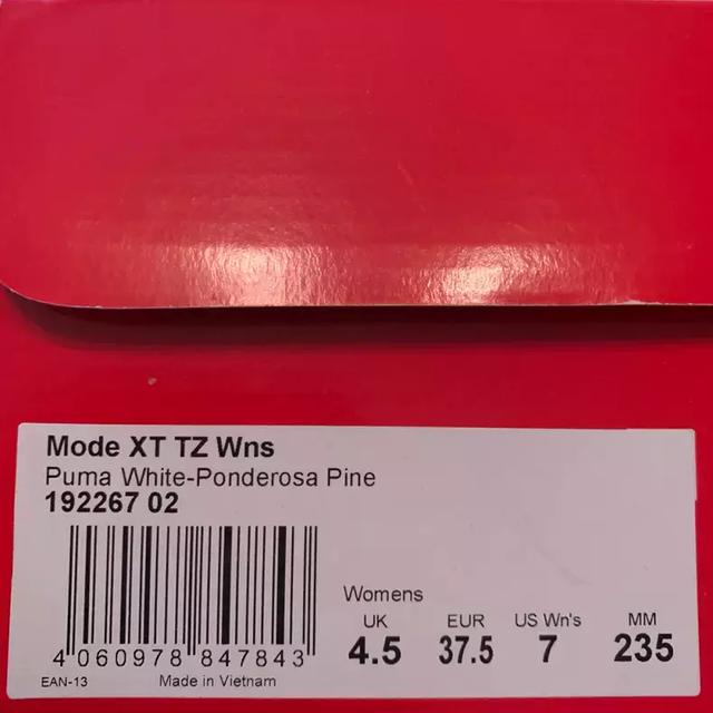 大红色的puma鞋盒,张扬个性,搭配白色的彪马豹子形图案logo,时刻彰显