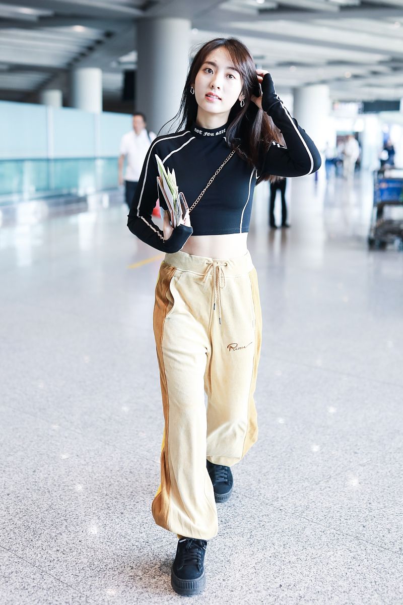 氧气少女邢菲穿黑色露脐上衣,大秀小蛮腰