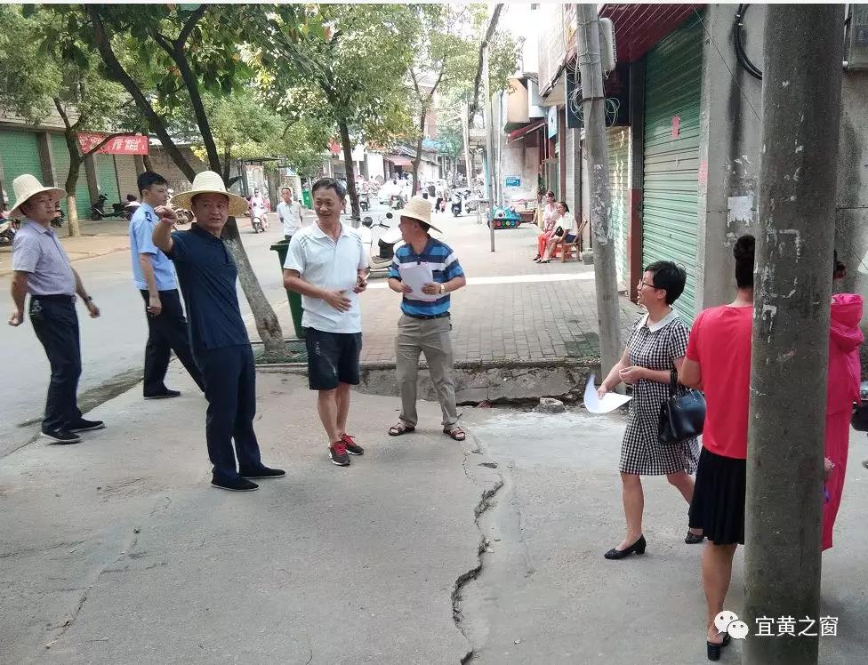 縣長楊越武繼續組織住建局,市管局,城管局,重點辦,交警大隊,鳳岡鎮等