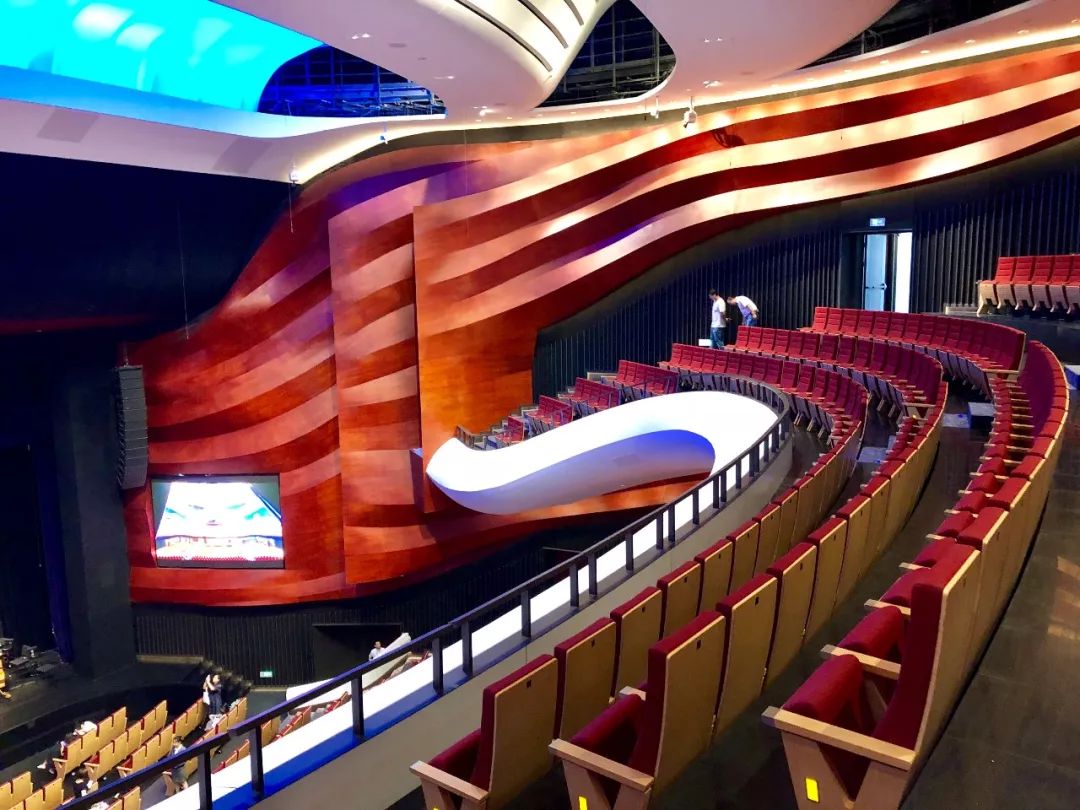 一座"不一般的剧场建筑"在一个"不可思议"的周期中建设完成,将于一片"