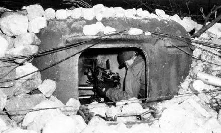 照片中的历史装甲钢制机动碉堡