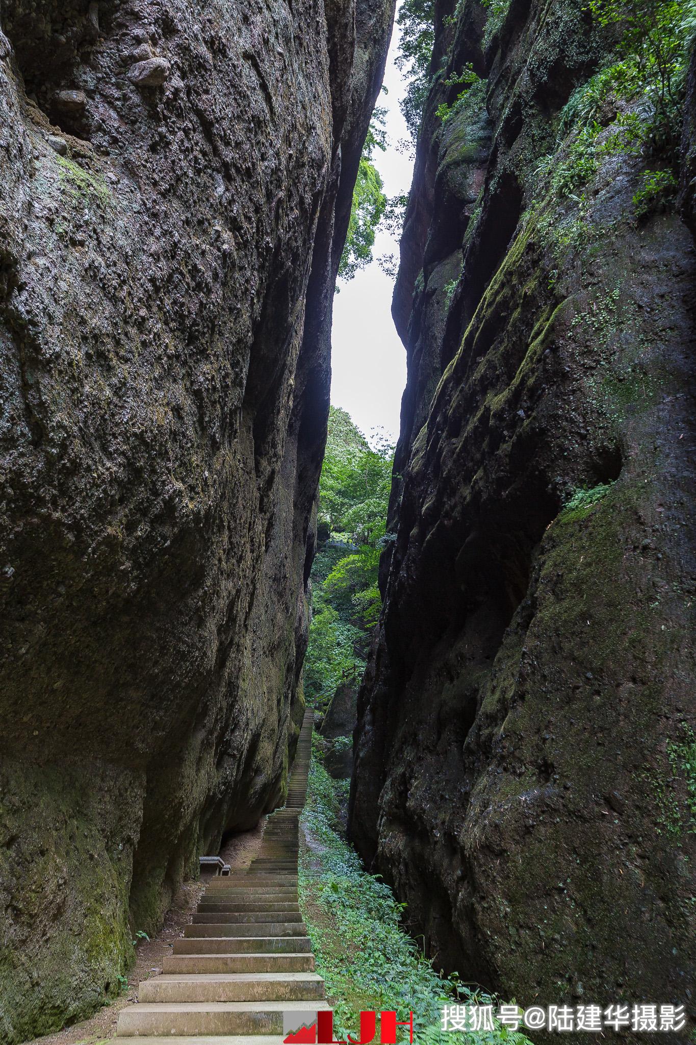 浙江丽水东西岩就是两块大石头组成的一个景区