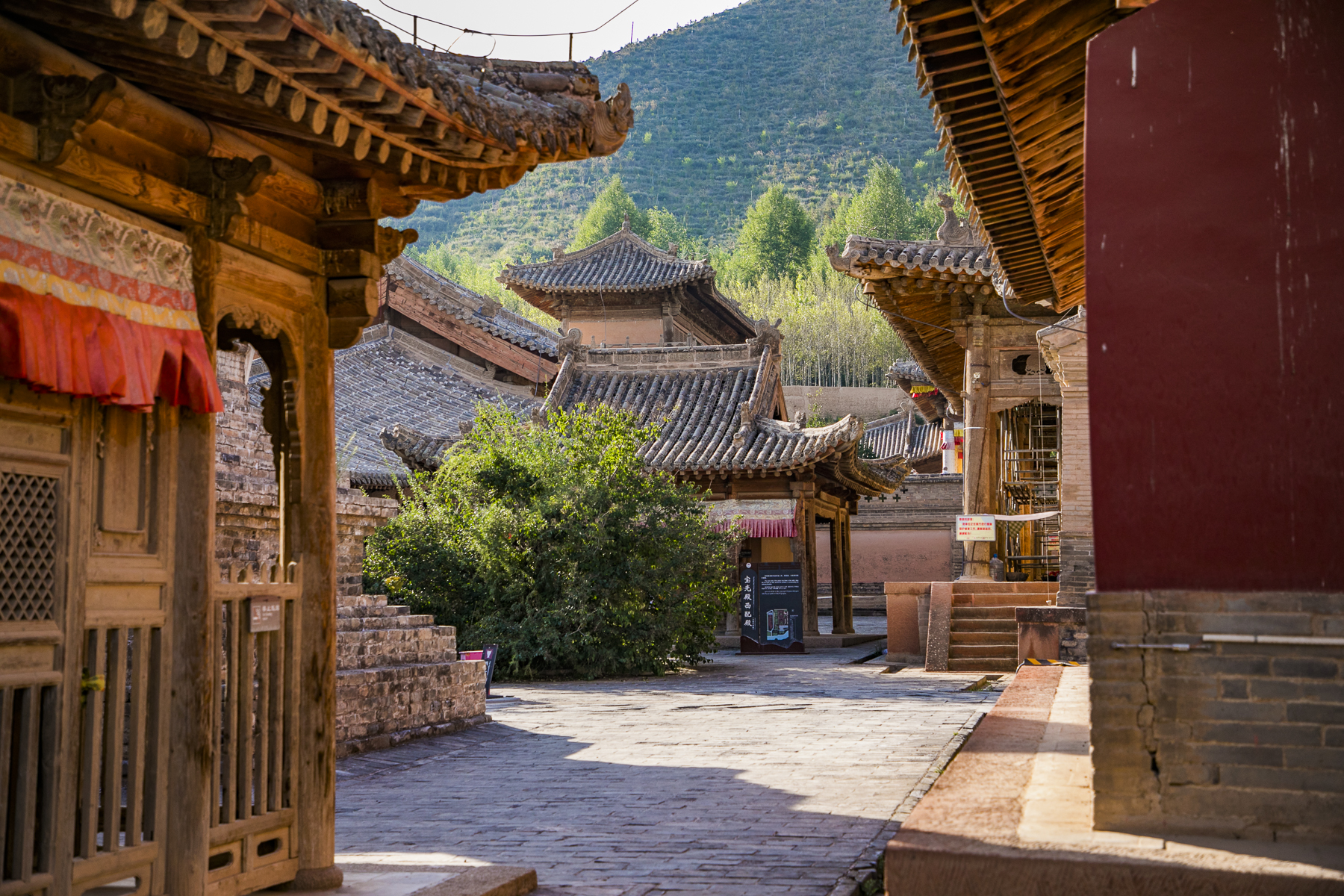 青海有座明朝皇家寺院，朱元璋赐匾额、建文帝在此出家，堪比故宫