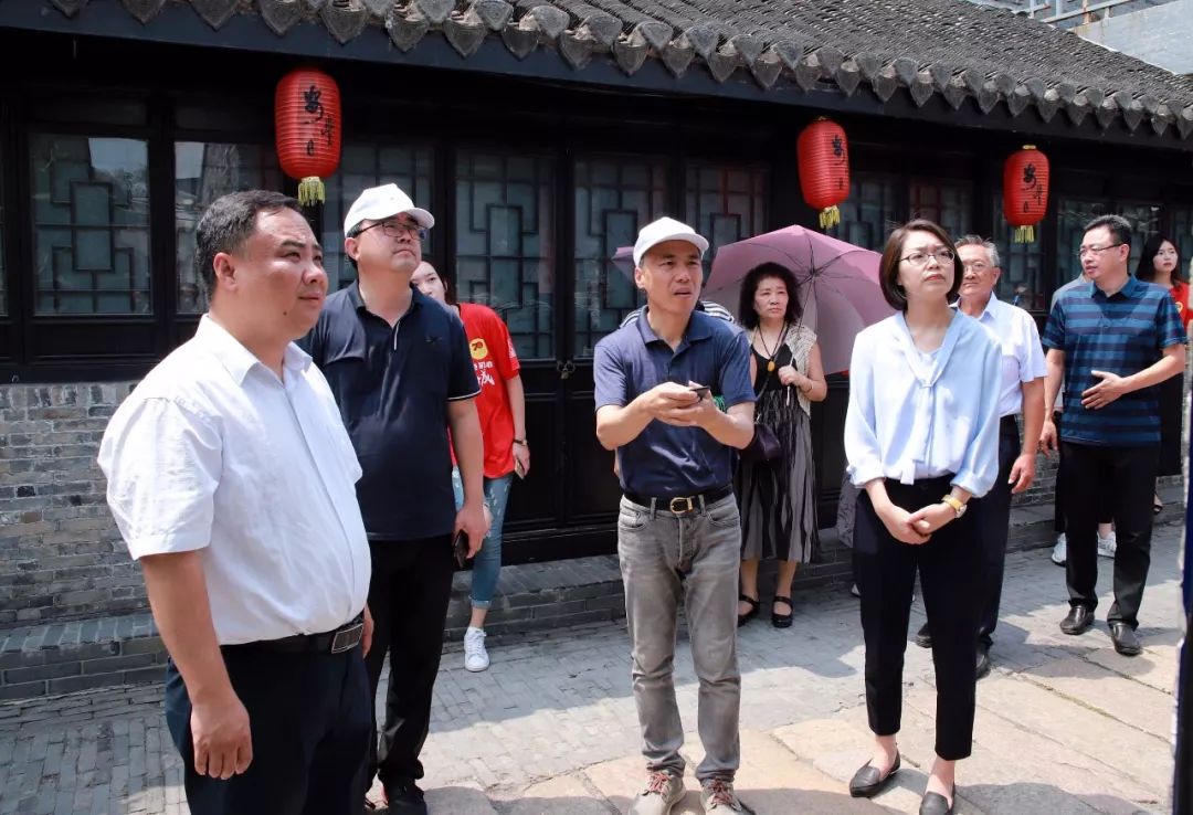 采访团一行深入安丰古街,鲍氏大楼,戈湘岚故居,吴氏家祠,曹尔阶展示馆