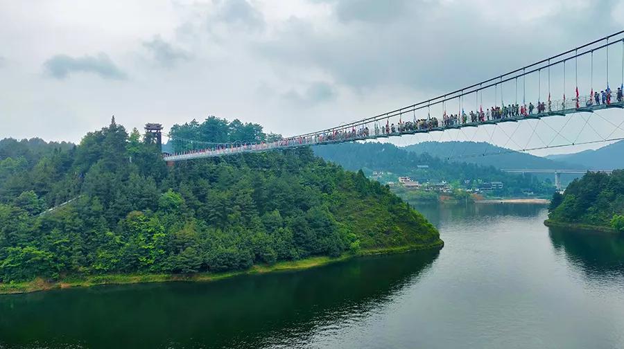 丹寨万达小镇玻璃桥近年来,丹寨县为脱贫攻坚持续发力,以丹寨万达小镇