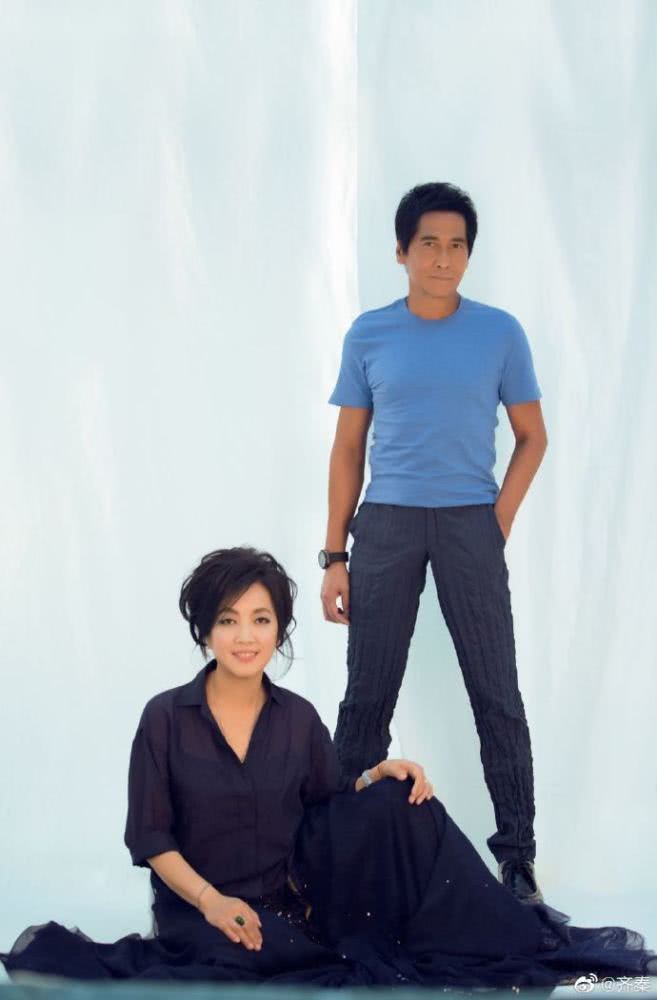 说到齐秦,他有很多作品对于80后来说都是耳熟能详,像《冬雨》《大约在