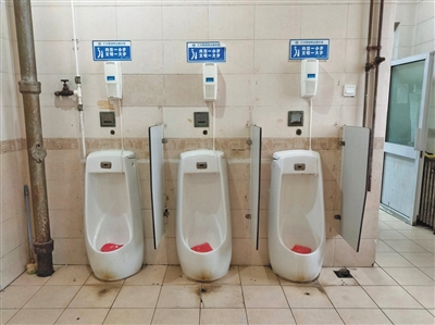 两家三甲医院:厕所现烟头 清洁疑作假