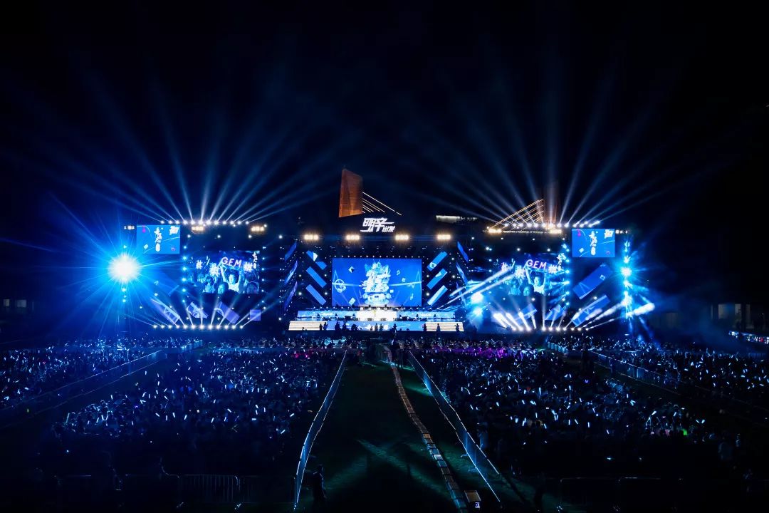 演唱会的舞台简直就是绚丽灯光秀,开场就闪爆了全场试问谁能不感动到