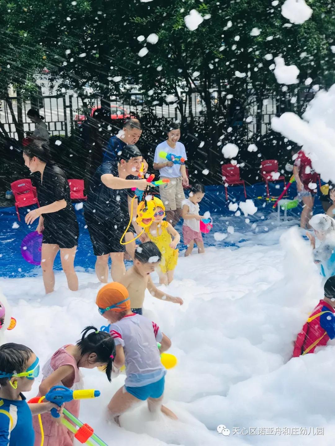 泡泡 泳池=夏天.