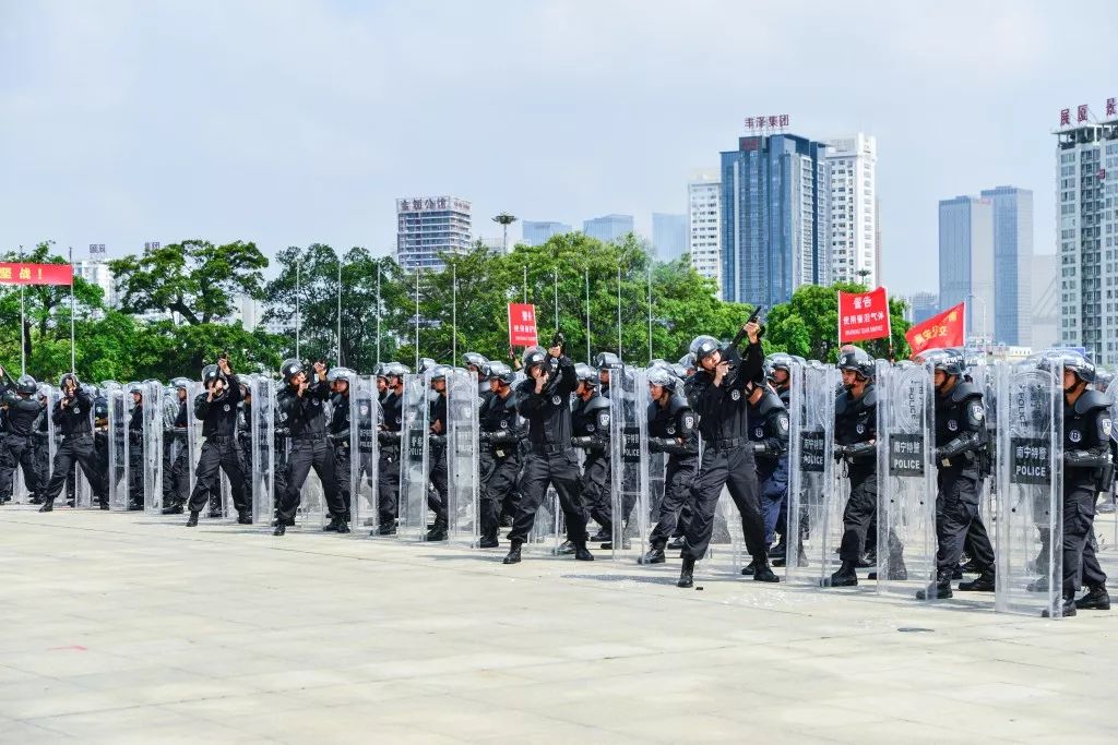 的队形口令,特警队员无缝切换到小圆盾加强阻拦队形,小队横队阻拦队形