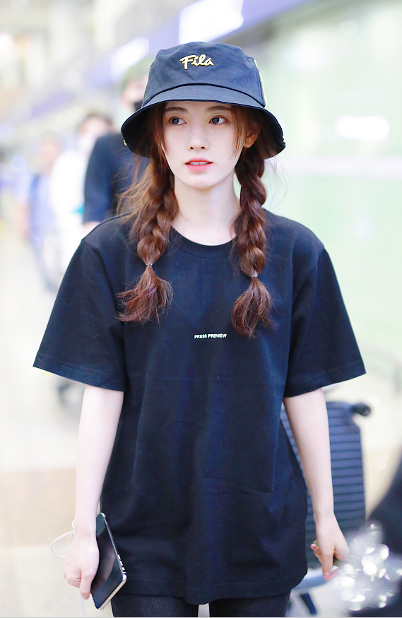 原创鞠婧祎穿黑色t恤搭铅笔裤现身扎双麻花辫更加清纯可爱