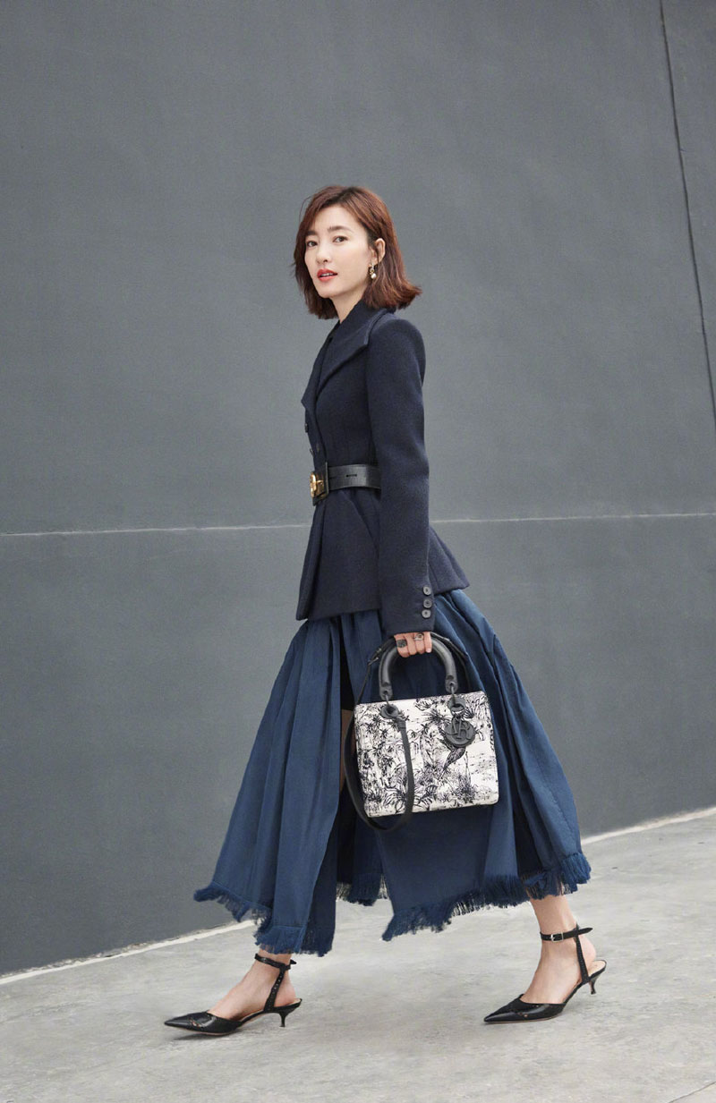 女演员王丽坤独特韵致利落时尚街拍