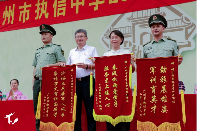 热血少年迎风雨阅兵场上展英姿高一新生军训圆满落幕