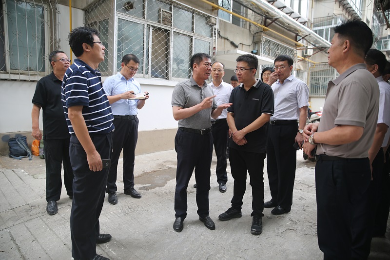 马玉星同志察看国家卫生城市复审工作