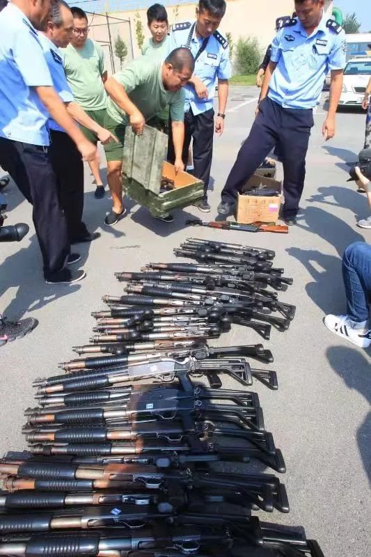 现场大连公开销毁枪支