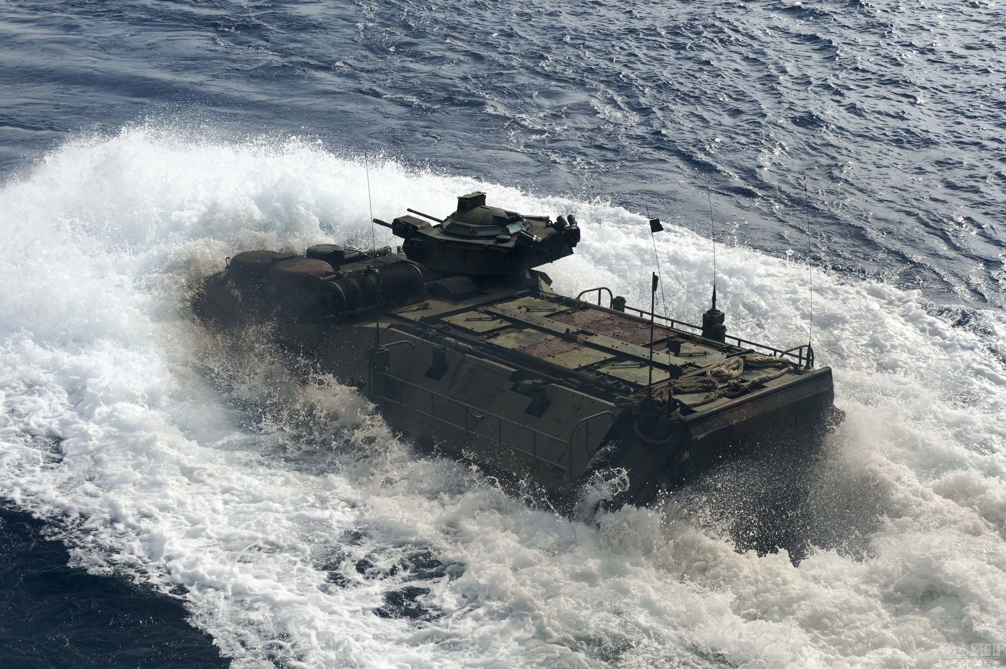 是当今世界水上行驶速度最快的两栖装甲车,水上最高时速能够达到40