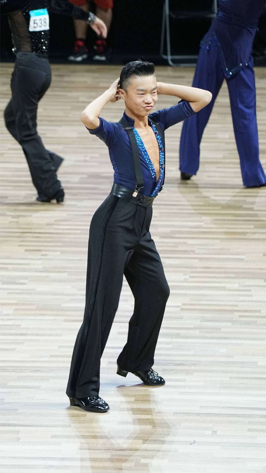 拉丁小王子李贤乐再次闪耀上海黑池,夺双冠_拉丁舞