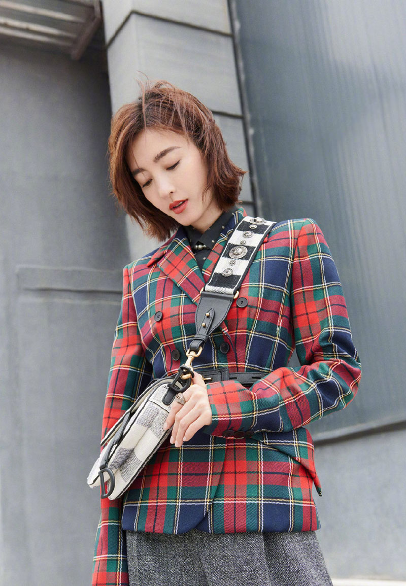 女演员王丽坤独特韵致利落时尚街拍