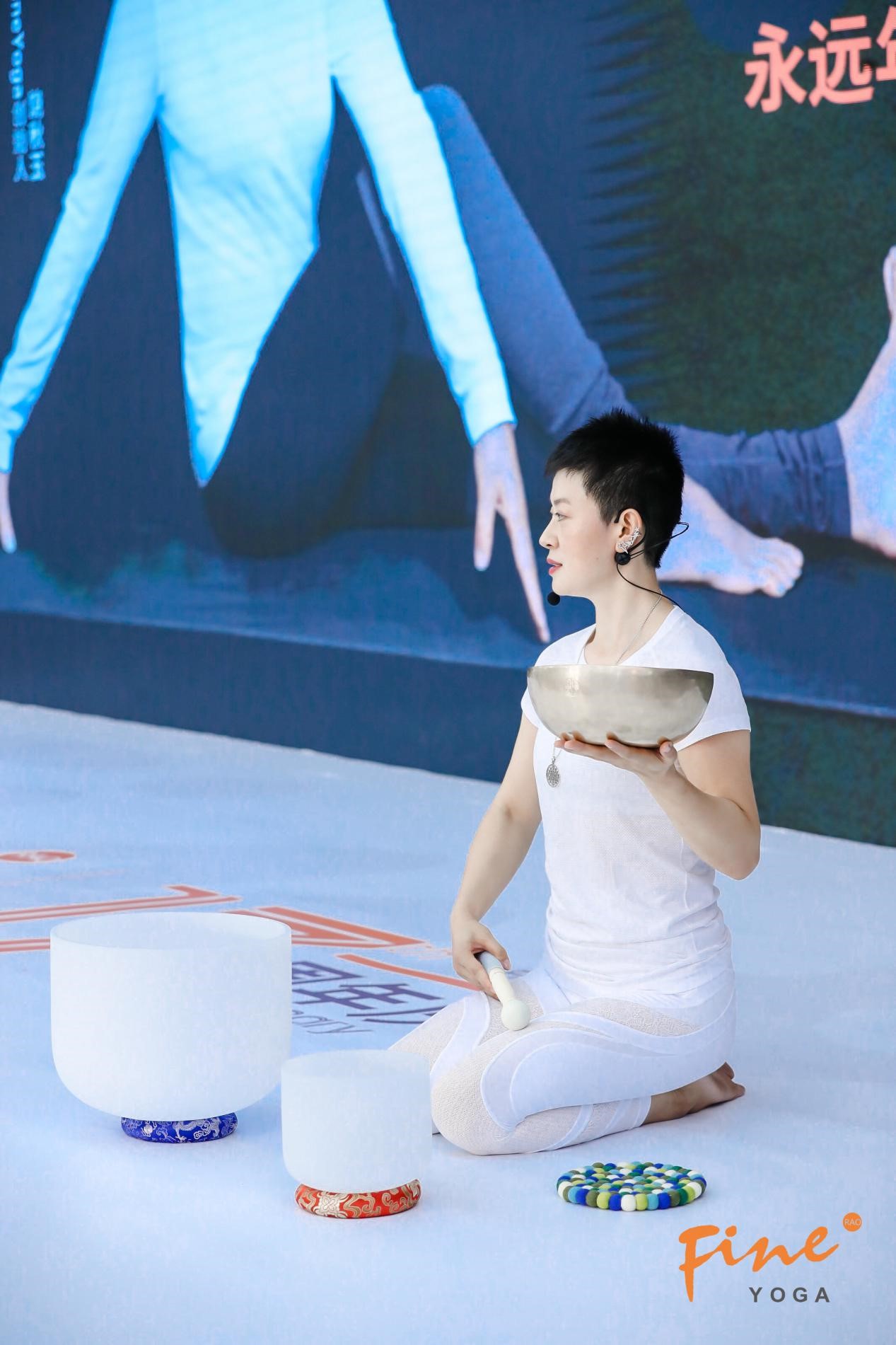 随后由饶秋玉校长亲自带领大家正式开始公开课塑形 瑜伽部分的练习