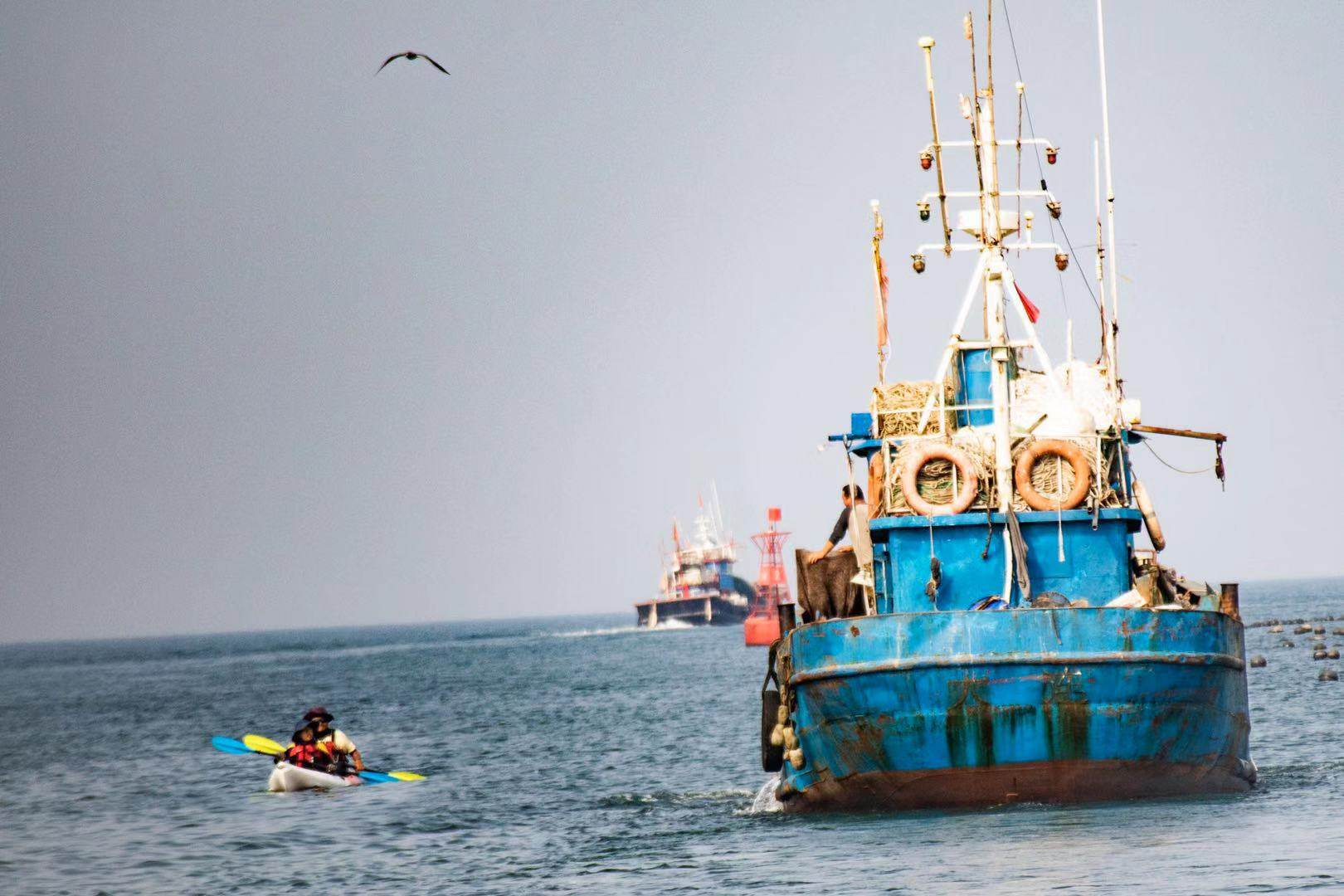 创最小年龄纪录青岛13岁少年划艇30小时横跨渤海海峡