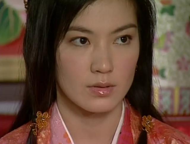 当年初出道样貌归于小家碧玉的夸姣戏里扮演楚留香的朋友李红袖通晓