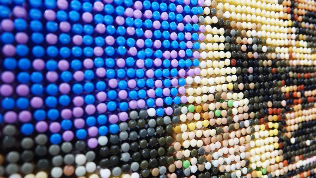 28000块玻璃碎片作品尺寸:120cm×180cm作品类别:平面颗粒艺术作者