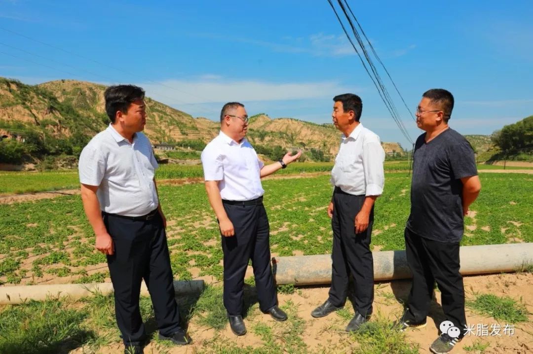 副市长县委书记王国忠到郭兴庄镇走访贫困村