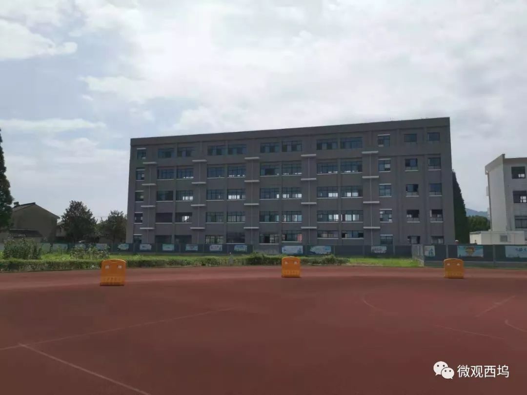 昨天,在西坞中学新教学楼施工现场,记者看到,主体工程已经完工,内部及