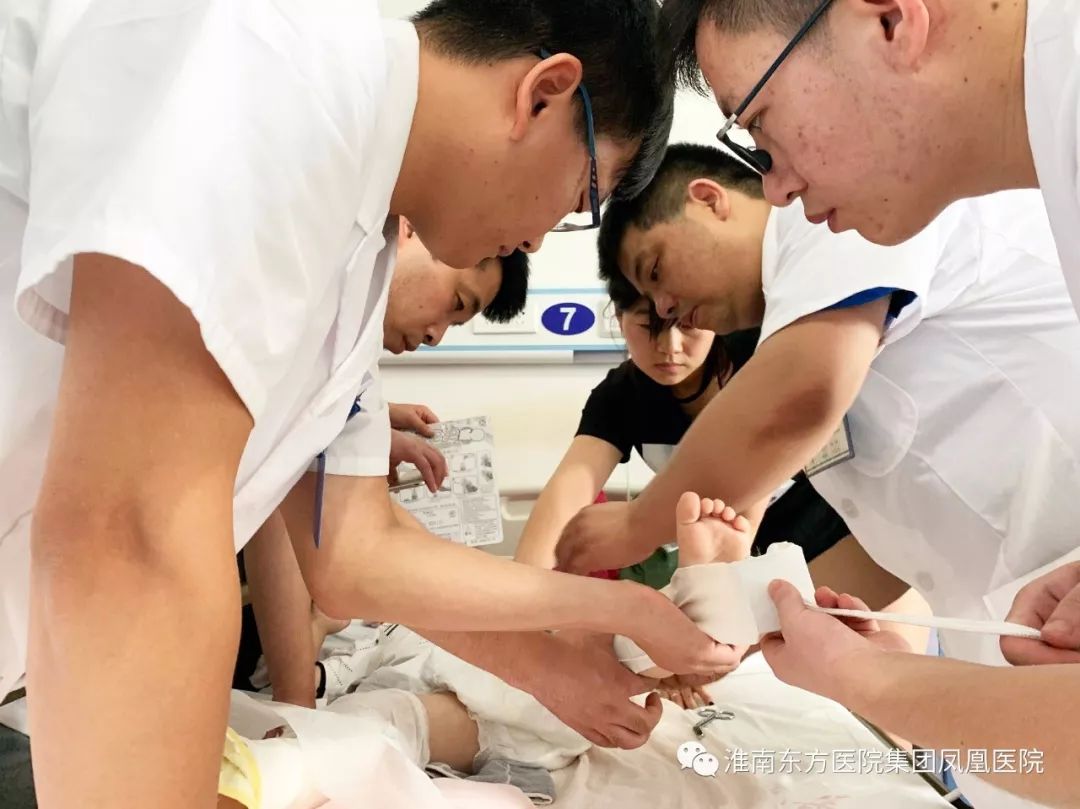 【东方热点】凤凰医院为骨折患儿设计制作特殊的悬吊牵引架