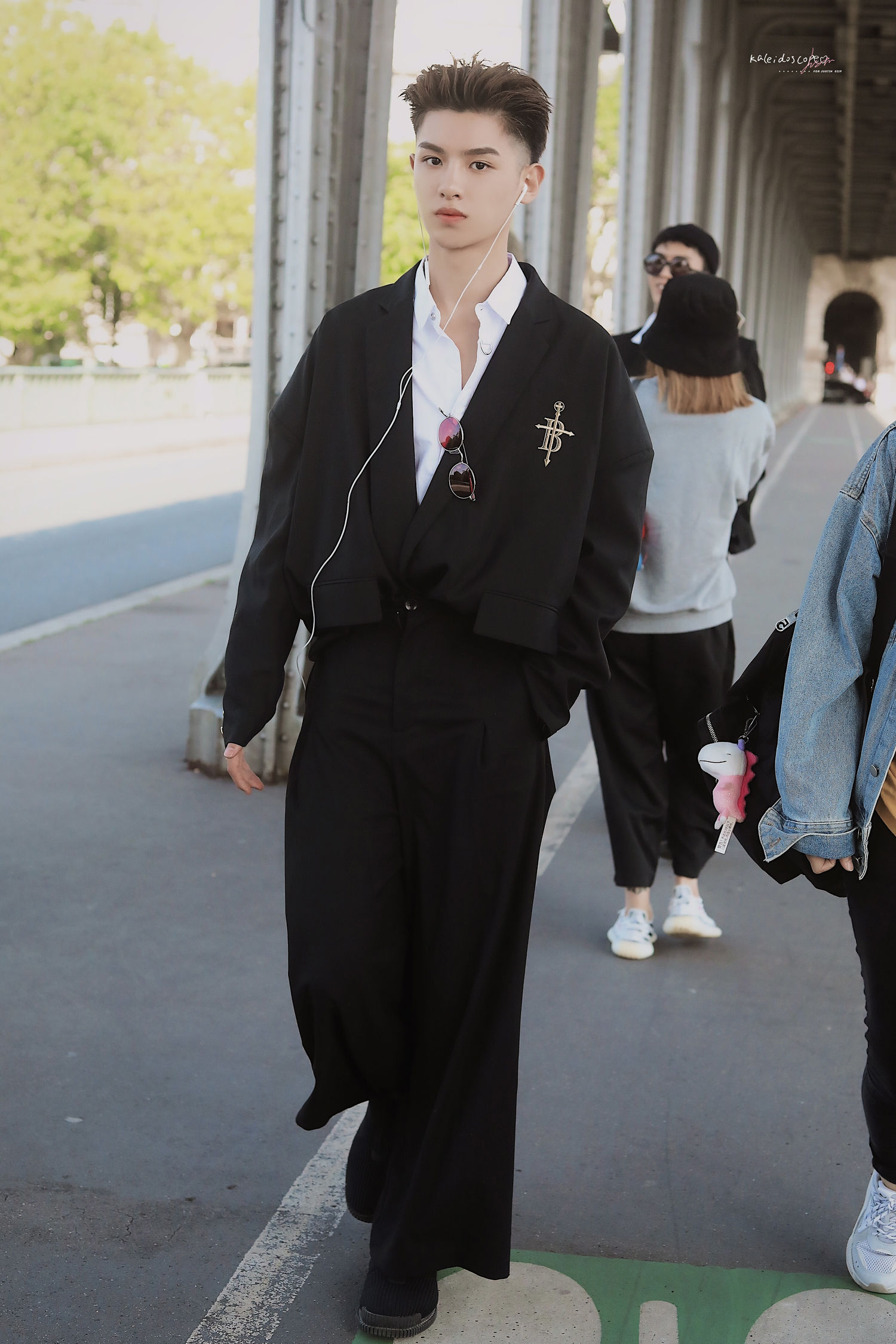 今日分享漂亮贵族小王子justin黄明昊巴黎街拍大片公开