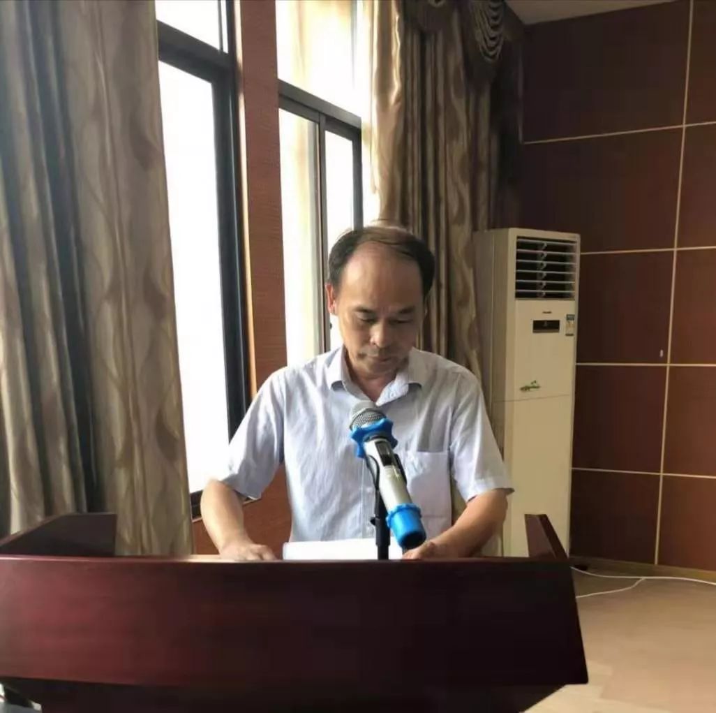 良山中学副校长刘阳金,黄虎村党支部书记肖伟,学生代表万梓良,家长