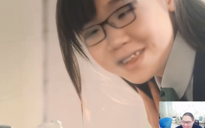 pdd为调动直播氛围当众观看自己ai换脸的视频随后画面让人沸腾