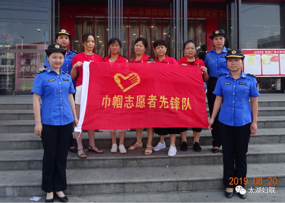 巾帼建功县城管局巾帼文明岗志愿者开展让文明创建家喻户晓主题宣传