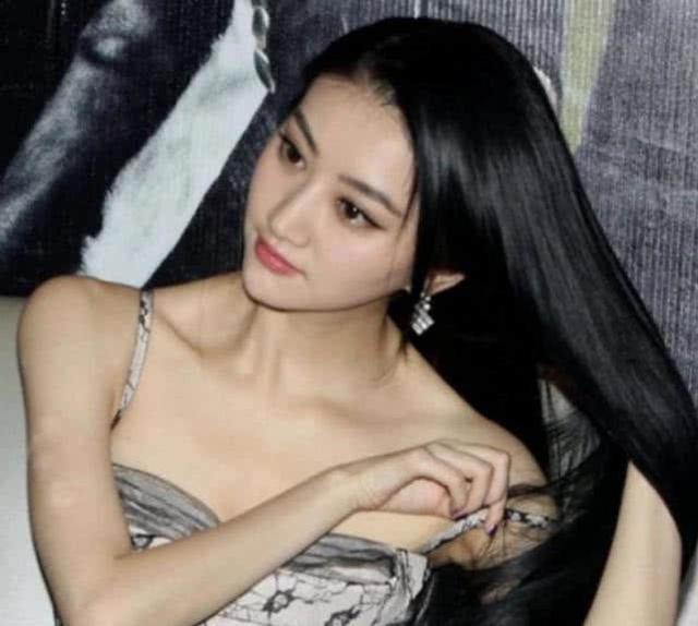 然而也不知道是怎么回事,景甜那细细的肩带却是"意外"脱落了,然而景甜