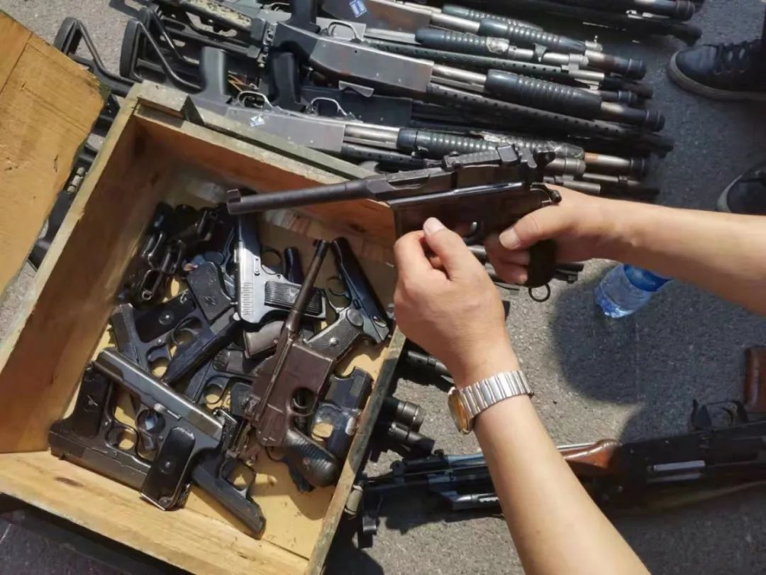现场大连公开销毁枪支