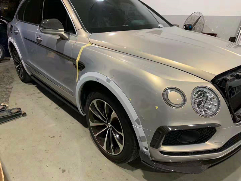 宾利添越改装德国mansory碳纤小包围搭配个性立标碳纤机盖