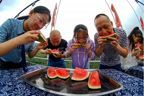 重庆的这个景点有意思举办吃瓜比赛引围观众人都乐了