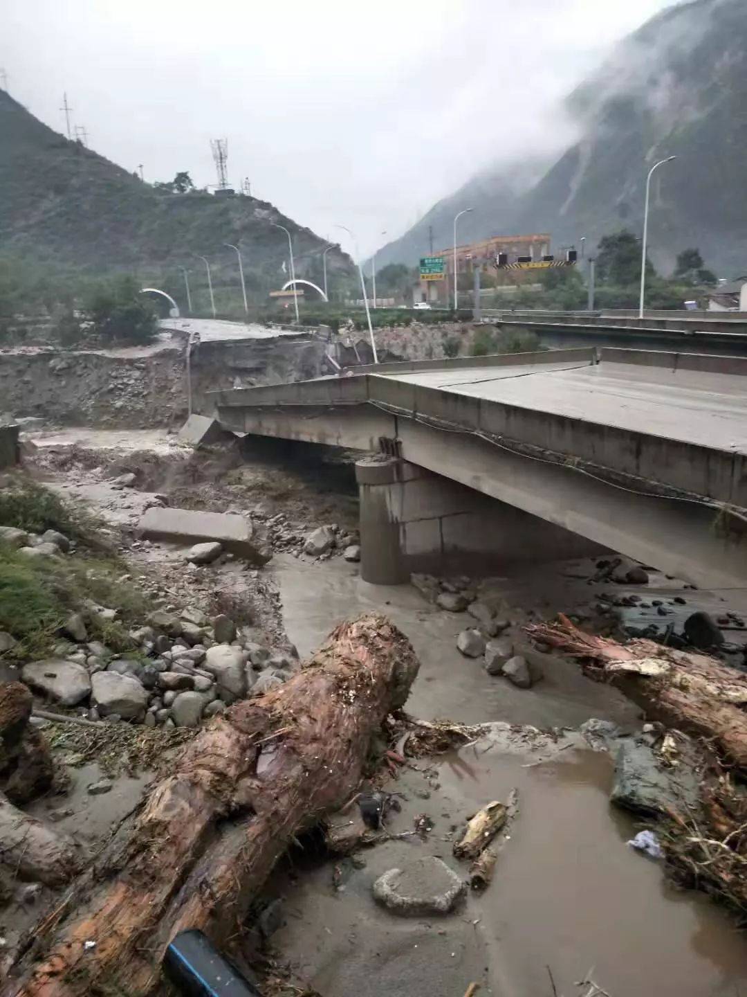 国道350线公路多处断道多地形成孤岛